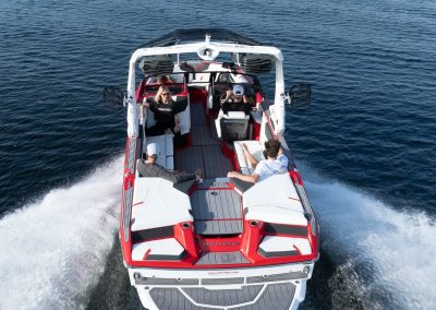 Лодка в морето оборудвана напълно с Marinemat